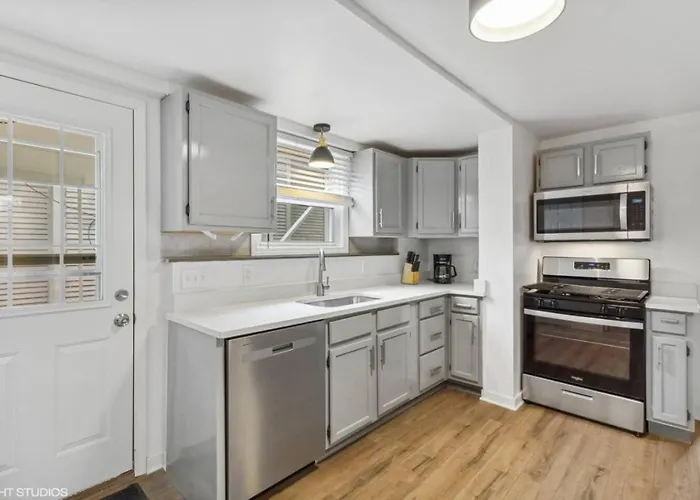 Modern And Classy 2br In The Heart Of Apartment